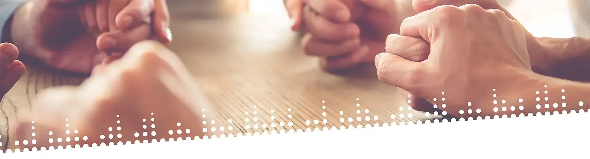 Hilfe finden Menschen halten ihre Hände