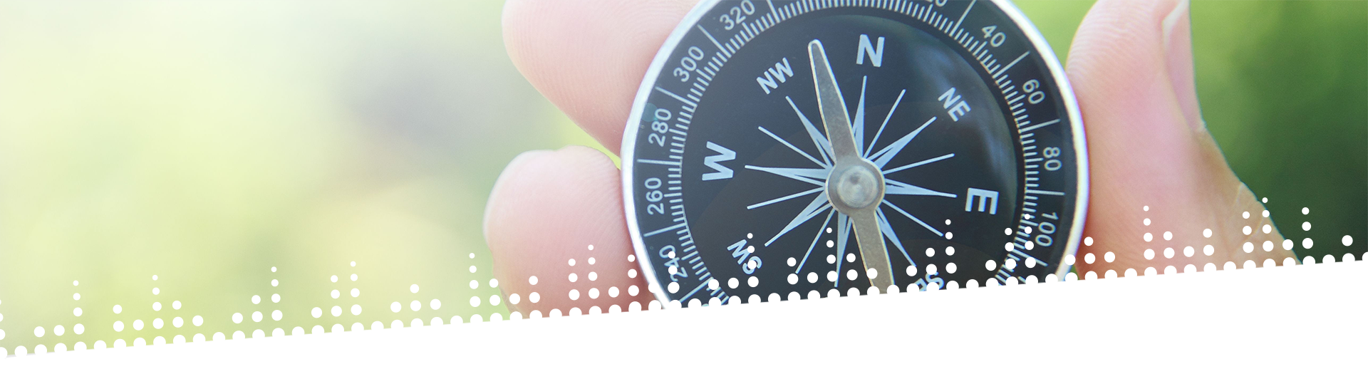 Suche nach Beratungsangeboten Hand hält einen Kompass