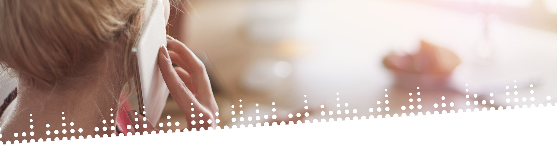 Telefon-Beratung Junge Frau mit Handy am Ohr