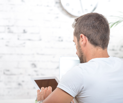 Online-Beratung Mann sitzt am Tablet