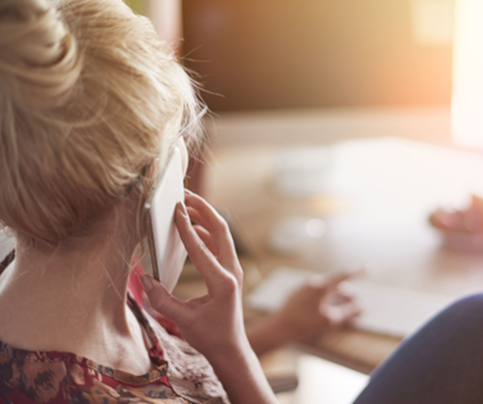 Telefonberatung Junge Frau mit Handy am Ohr